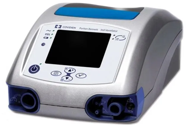 3月31日、4月1日，医疗科技巨头美敦力（Medtronic）在其网站上陆续向全球共享了旗下呼吸机Puritan Bennett™ 560的知识产权：包括设计原理图、生产规范、说明书、软件代码等。美敦力公司在声明中说：“尽管我们已经7*24小时全力生产，让产能提高了40%，但全球范围内仍面临巨大的呼吸机短缺。为此，我们将旗下呼吸设计文件等知识产权与大家共享。”这一举措将截止到WHO宣布疫情结束或2024年10月1日。图为Puritan Bennett™ 560呼吸机，这是一种紧凑、轻便的便携式呼吸机，可以在临床环境和家庭中使用，为成人和儿童提供移动呼吸支持。