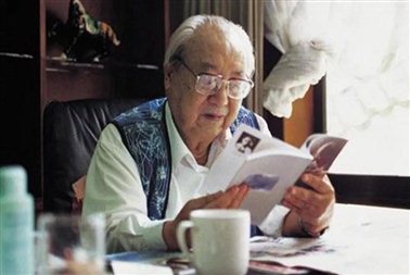 “藏彝走廊”这一概念源自费孝通先生题为《关于我国民族的识别问题》的发言:“我们以康定为中心向北和向南大体划出一条走廊,把这条走廊中一向存在着的语言和历史上的疑难问题,一旦串联起来,有点像下围棋,一子相联,全盘皆活。这条走廊正处于彝藏之间,沉积着许多现在还活着的历史遗留,应当是历史与语言科学的一个宝贵园地。” “藏彝走廊”这一概念源自费孝通先生题为《关于我国民族的识别问题》的发言:“我们以康定为中心向北和向南大体划出一条走廊,把这条走廊中一向存在着的语言和历史上的疑难问题,一旦串联起来,有点像下围棋,一子相联,全盘皆活。这条走廊正处于彝藏之间,沉积着许多现在还活着的历史遗留,应当是历史与语言科学的一个宝贵园地。”